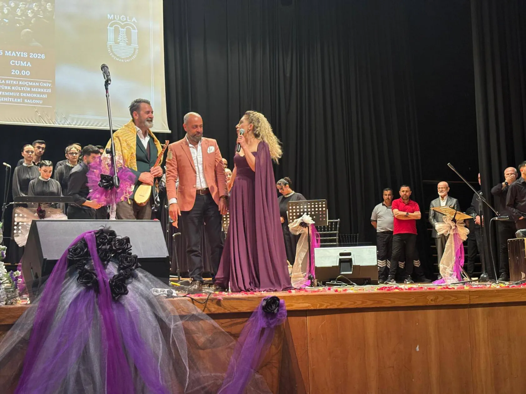 MSKÜ Türk Halk Müziği Topluluğu Konserinde Hüseyin Turan'a Anlamlı Hediye