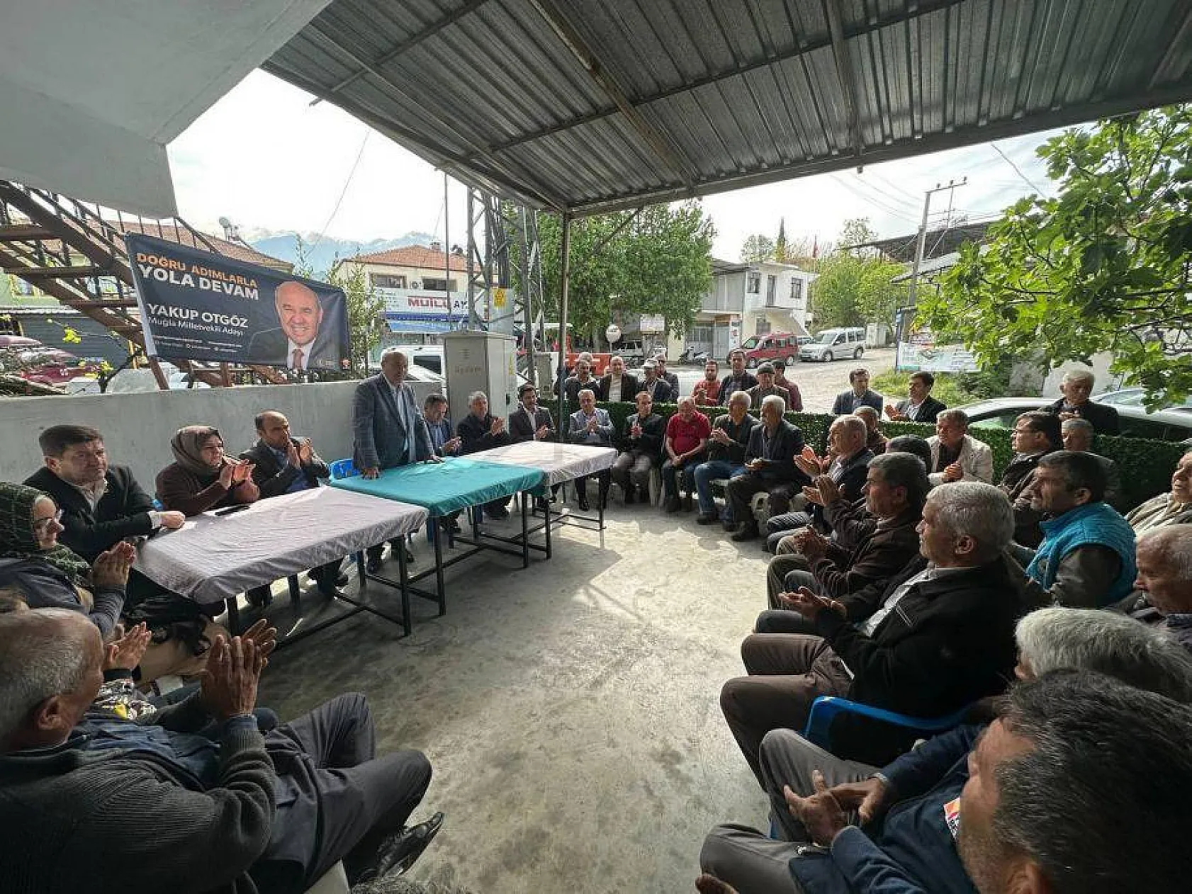 Yakup Otgöz, vatandaşlarla kucaklaştı