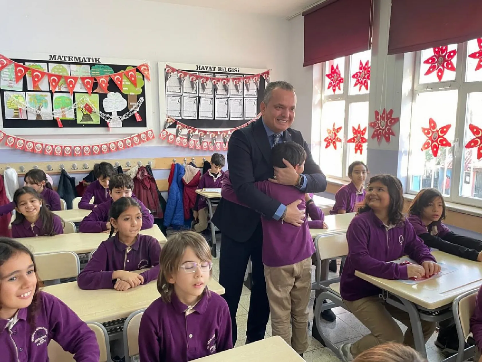 Fethiye Kaymakamı Fatih Akkaya miniklerin karne sevincine ortak oldu