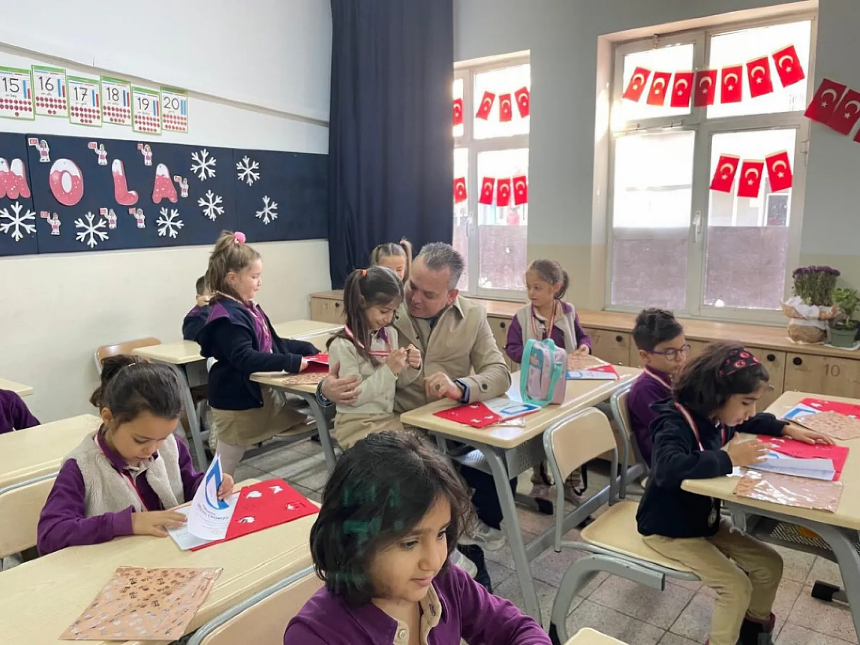 Fethiye Kaymakamı Fatih Akkaya miniklerin karne sevincine ortak oldu