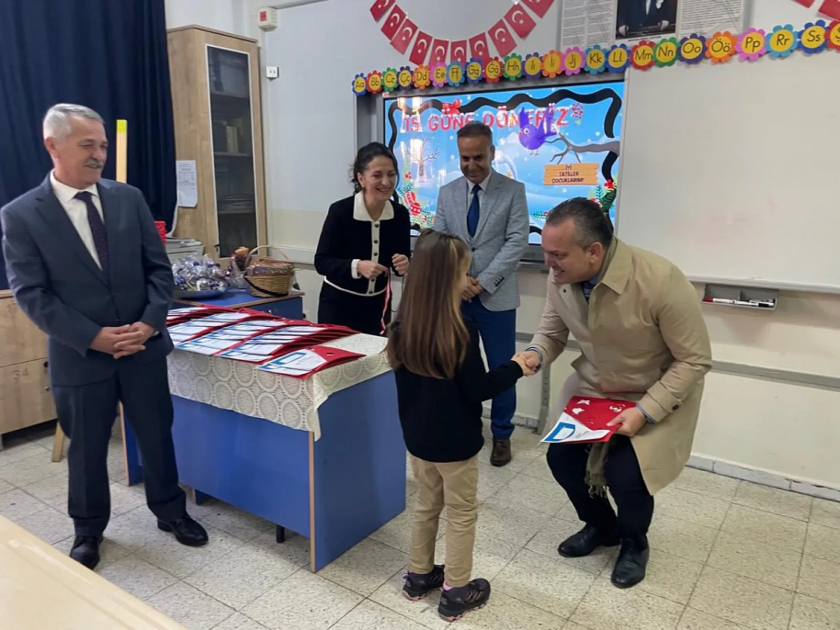 Fethiye Kaymakamı Fatih Akkaya miniklerin karne sevincine ortak oldu