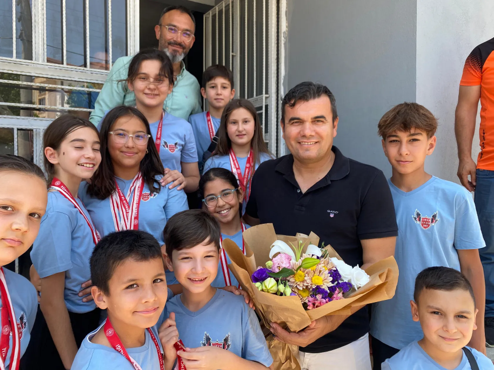 Dereceye giren 'Minik Yüzücüler'den Müdür Yiğit'e anlamlı ziyaret