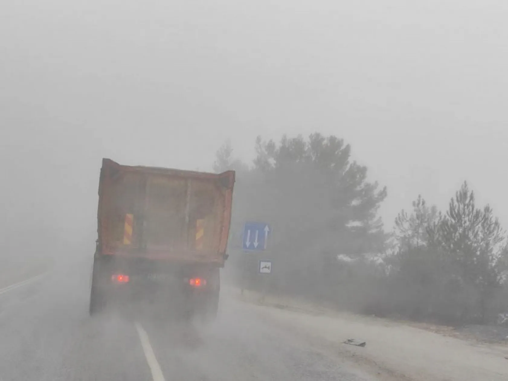 Seydikemer Yayla yolunda yoğun sis sürücülere zor anlar yaşattı 
