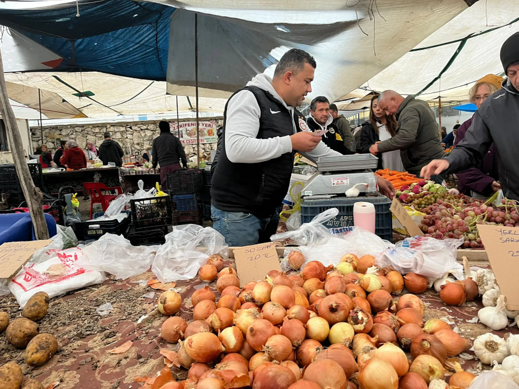 Fethiye Cuma Pazarı Esnafı Akdan, 'Yağışlar Fiyatları Etkiliyor, Ama Pazar Yine İyi'