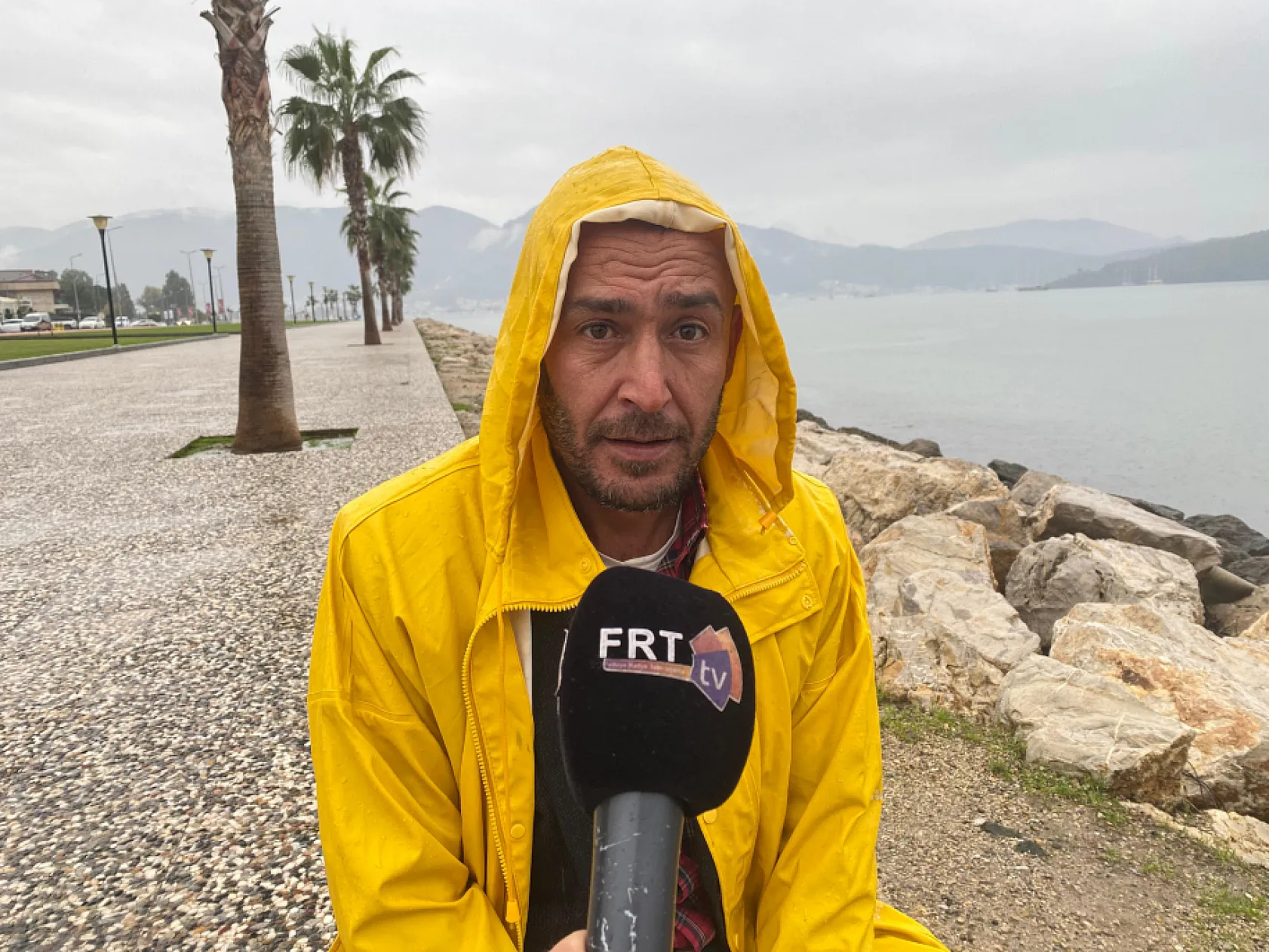 Fethiye 3. Etap Sahil Bandında Yağmur Altında Balık Tutmaya Devam Ediyorlar