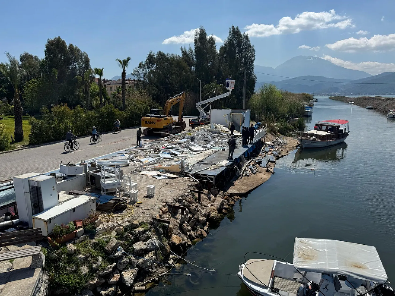Fethiye'de kaçak su ürünleri kooperatifi yıkıldı