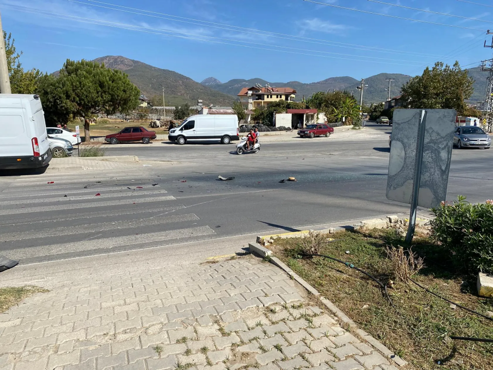 Fethiye Çevre Yolu'nda Otomobil ve Midibüs Çarpıştı: Sürücü Hafif Yaralandı