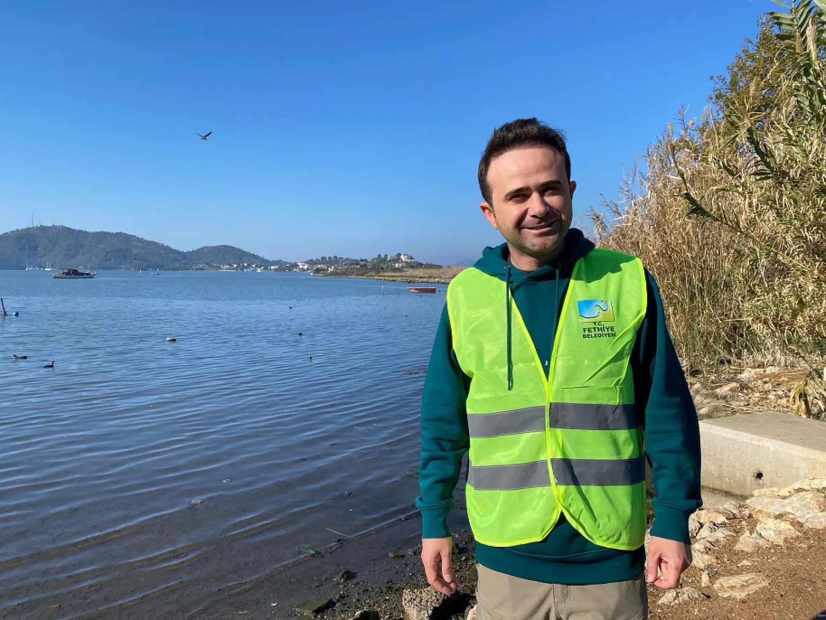 Fethiye'ye geri dönen Gezgin Deniz Pehlivan'dan çevre temizliği için anlamlı adım