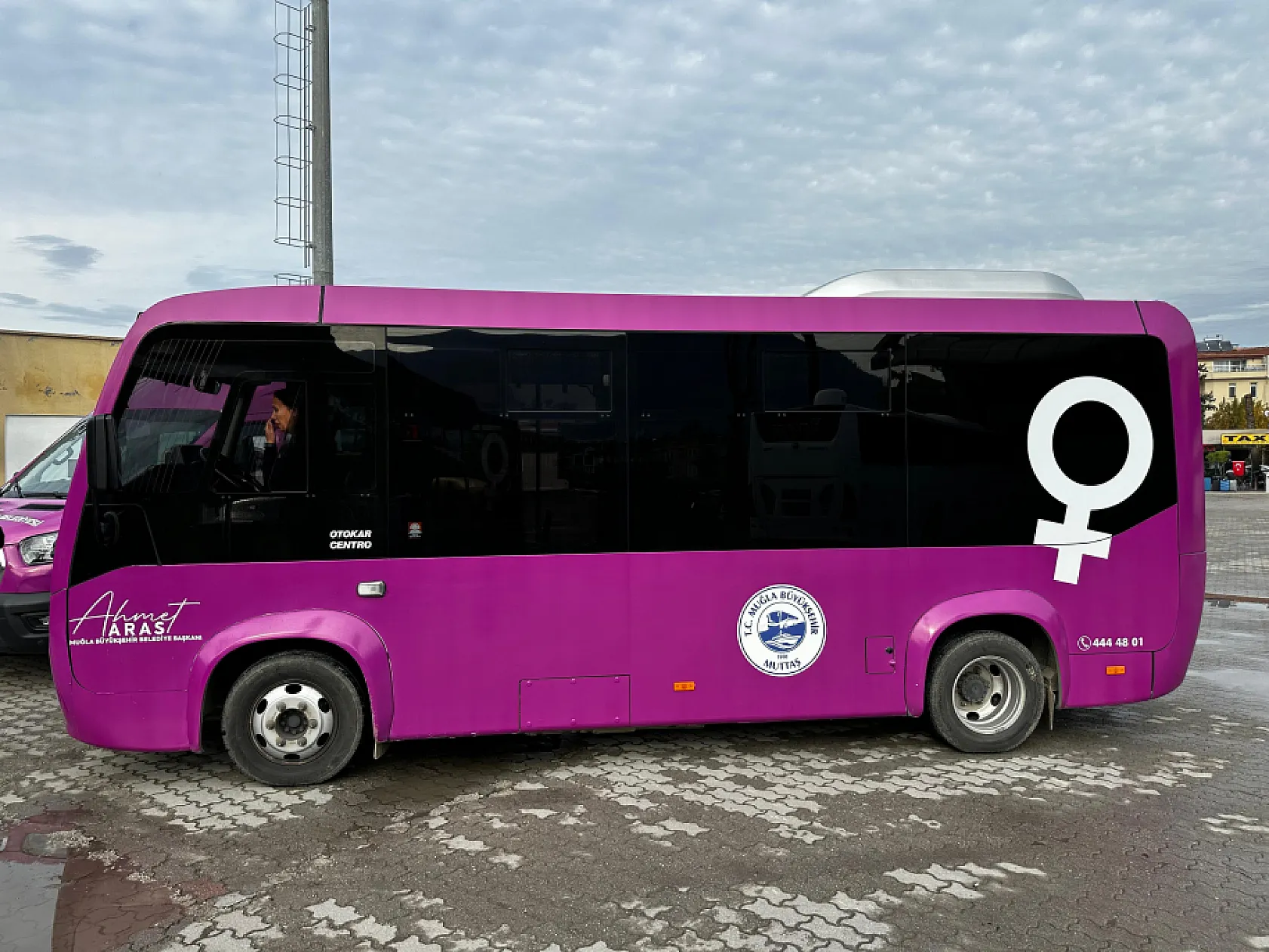 Fethiye'de Mor Otobüsler Hizmete Başladı
