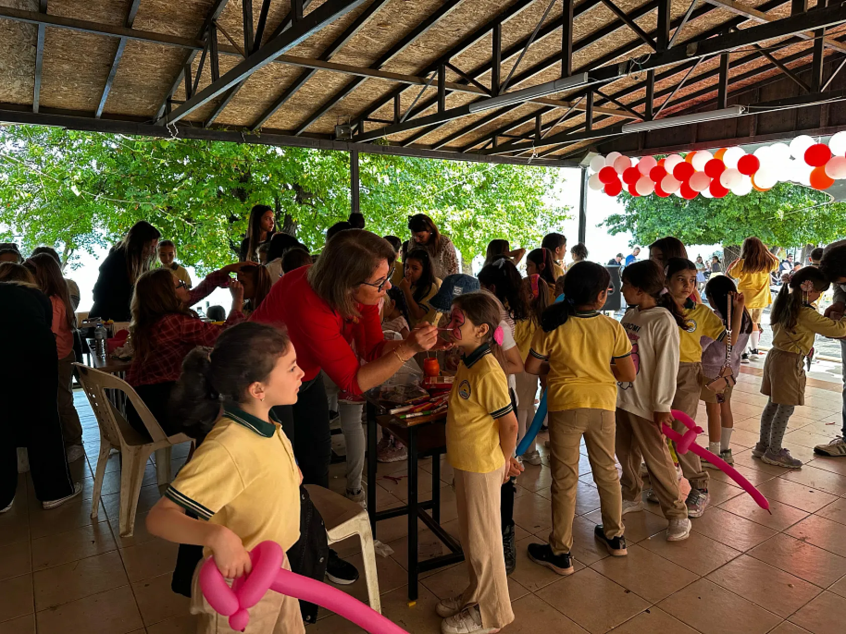Fethiye Yunus Nadi İlkokulu'nda okul yararına kermes
