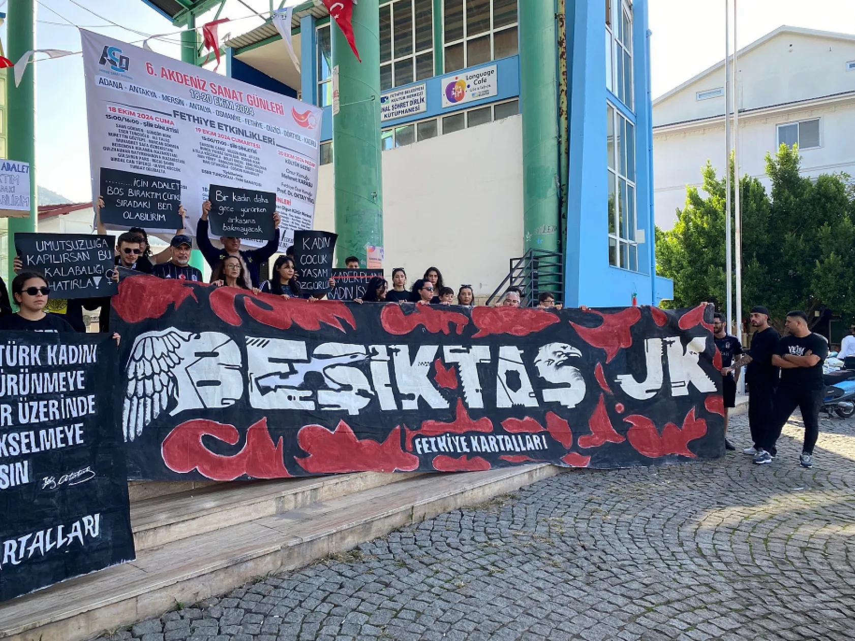 Fethiye'de taraftarlar bir araya geldi: 'Kadına ve çocuğa şiddete hayır!' 