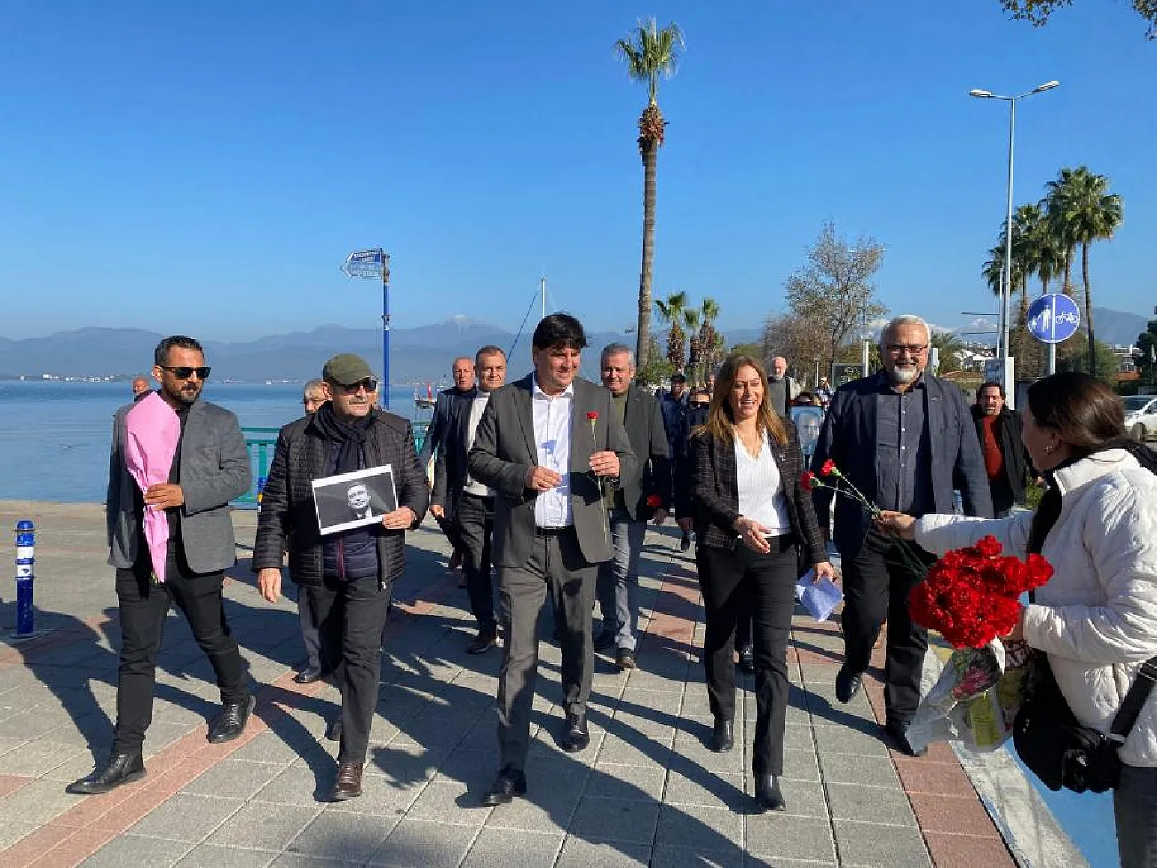 Uğur Mumcu Parkı karanfillerle donatıldı