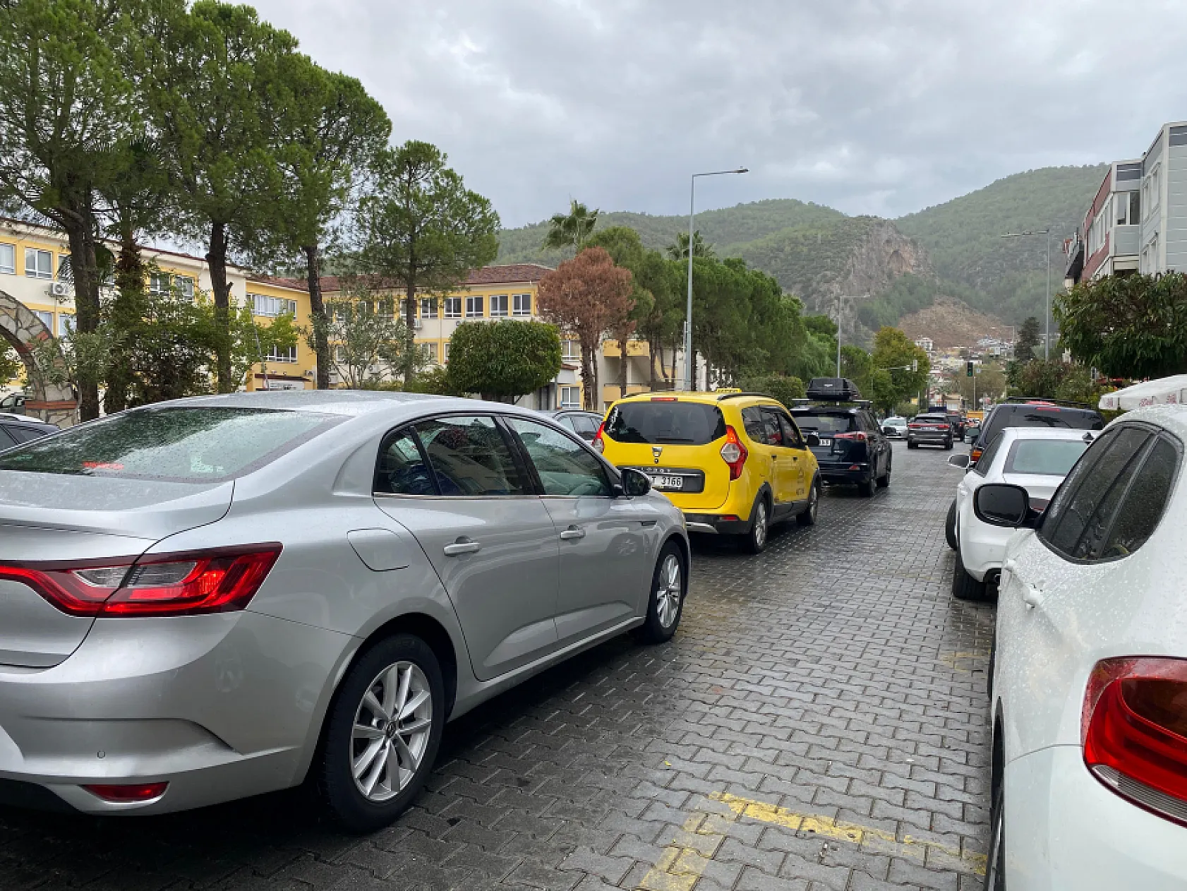 Fethiye'de Yağmurlu Hava ve Ara Tatil Sakinliği: Trafik Yoğunluğu Devam Ediyor
