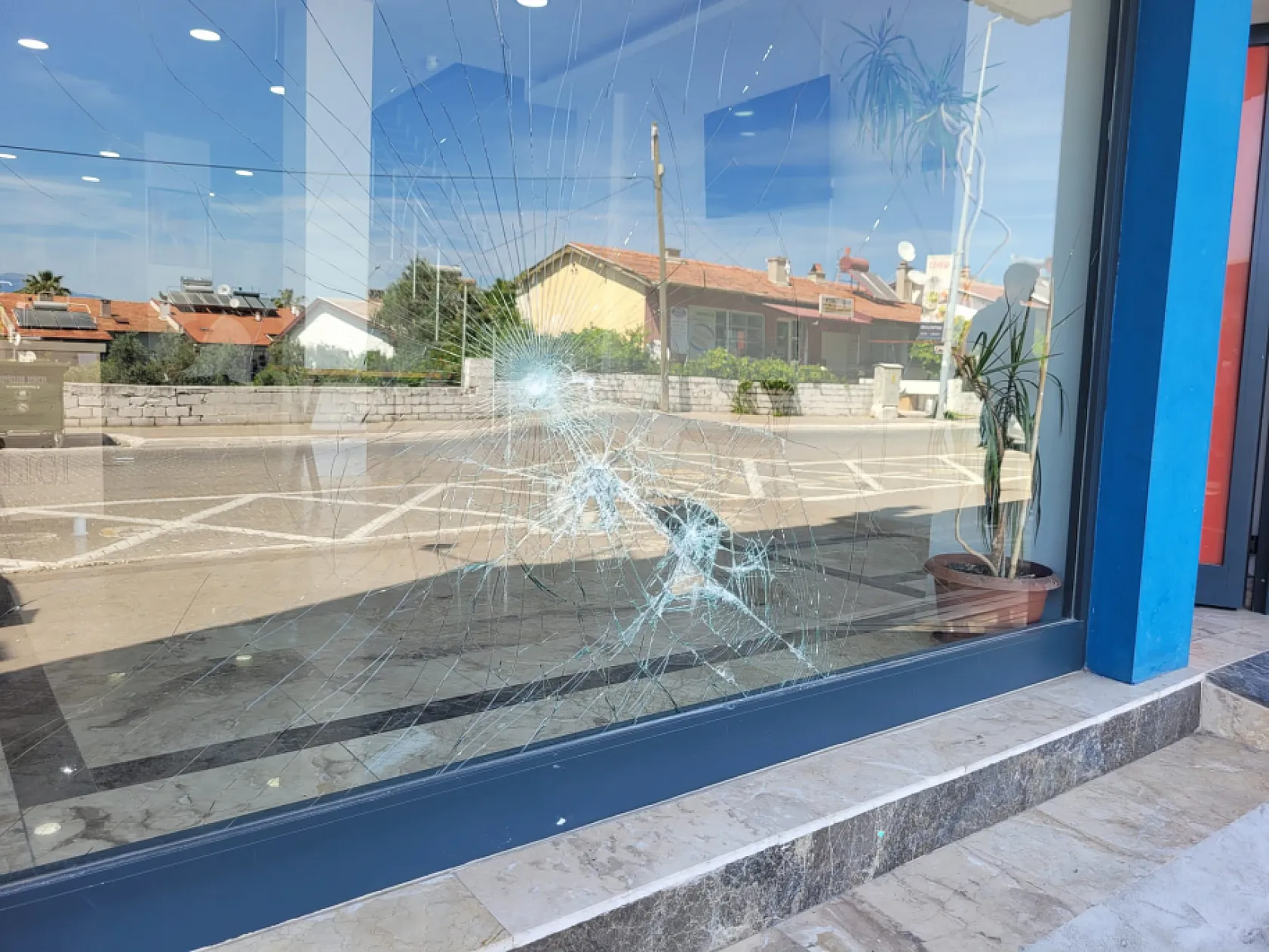 AK Parti Fethiye ilçe binasına taşlı saldırı