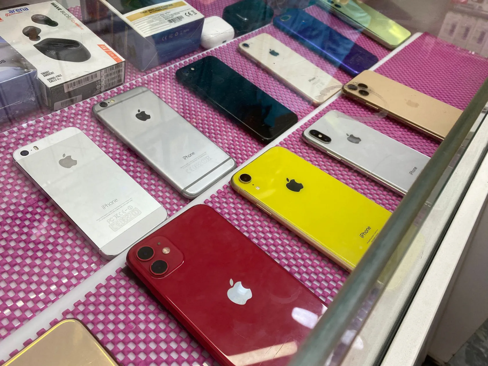 Fethiye'de cep telefonu esnafı Aksoy'dan uyarı: 'Uzun vadeli güvenliği tercih edin'