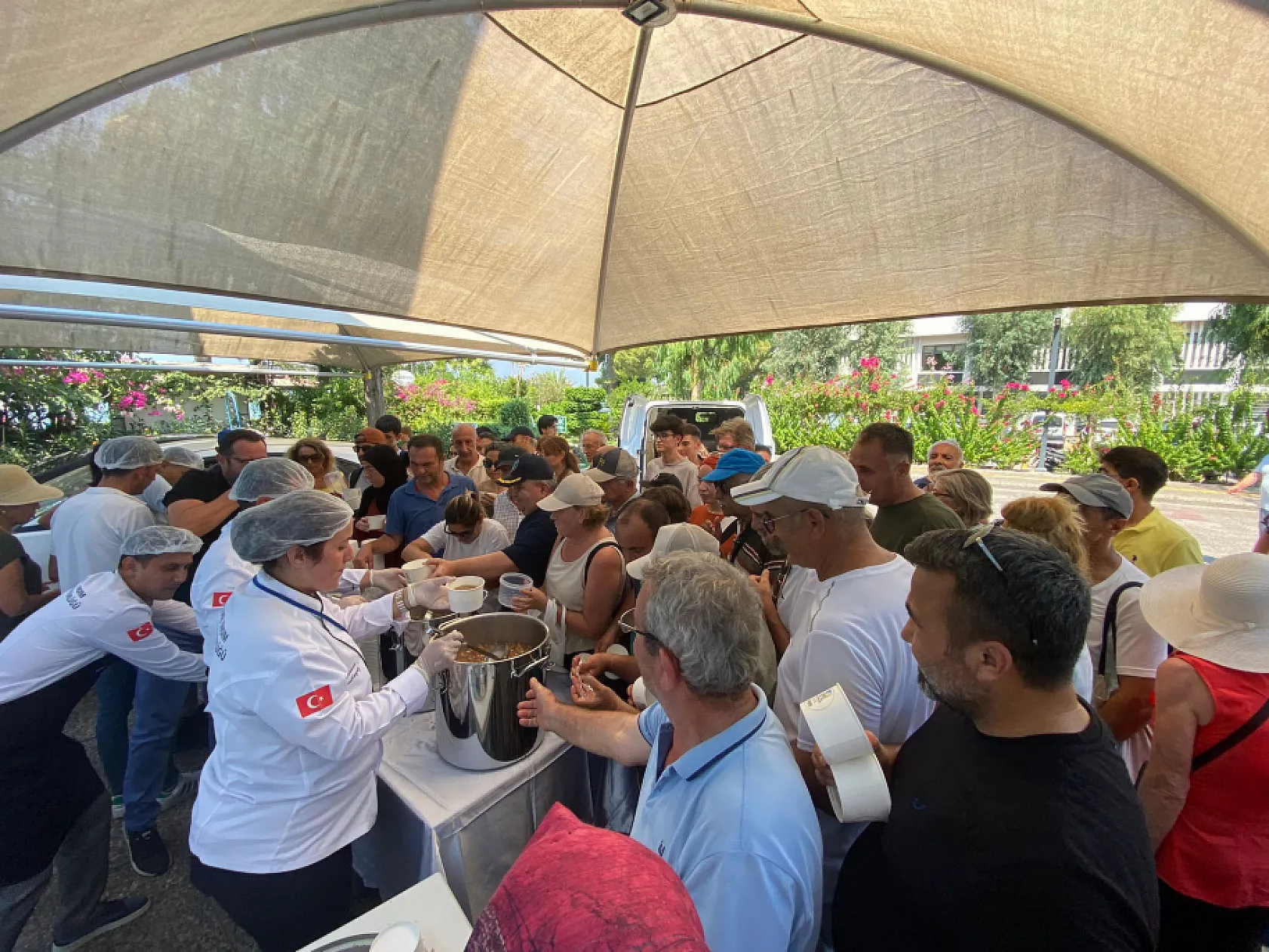 Fethiye Belediyesi'nden Vatandaşlara Aşure İkramı