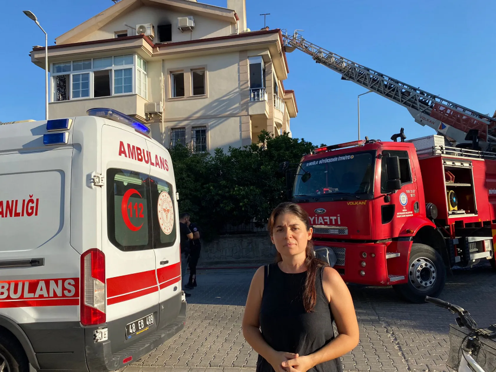 Fethiye'de dehşet dolu anlar, polis eşliğinde tahliye edilen şüphelinin, komşusunun evini ateşe verdiği iddiası!