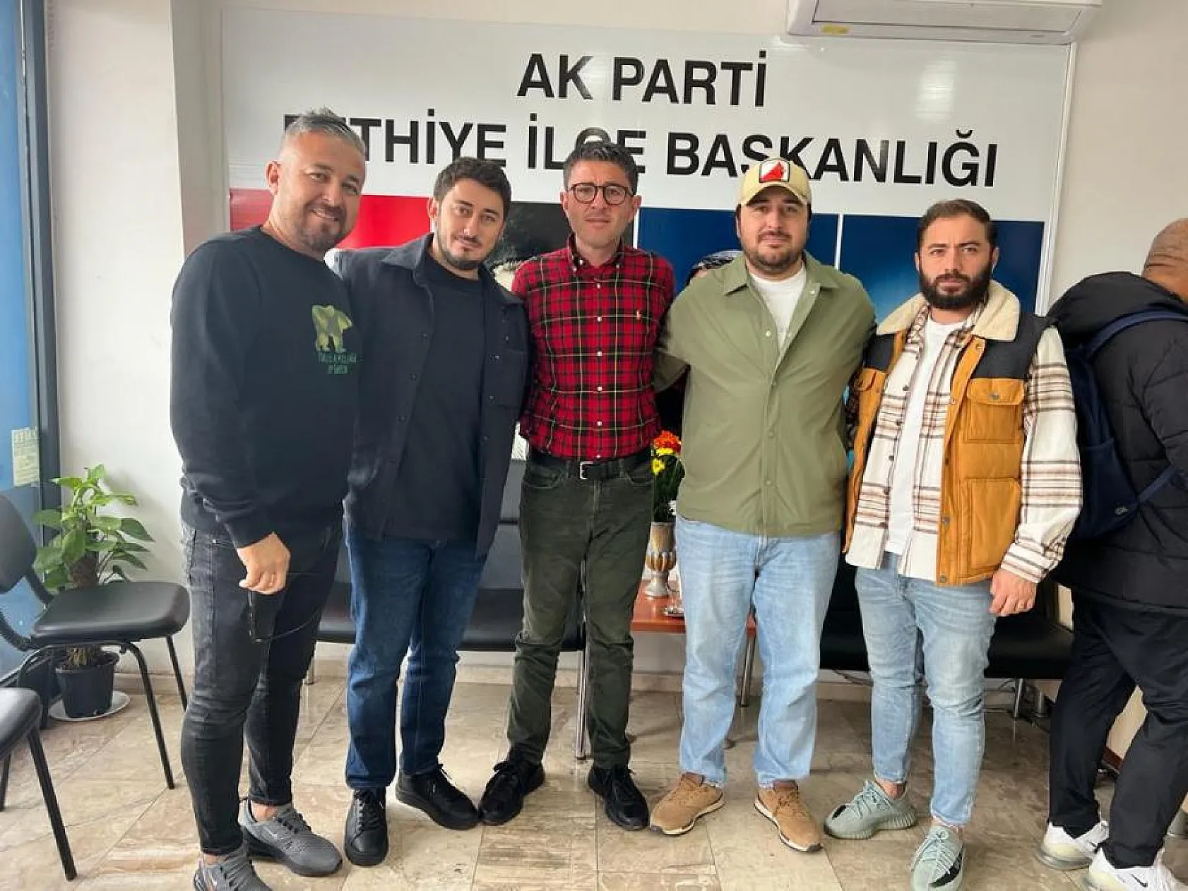 Aday Adayı Kökten'e Ziyaretçi Akını