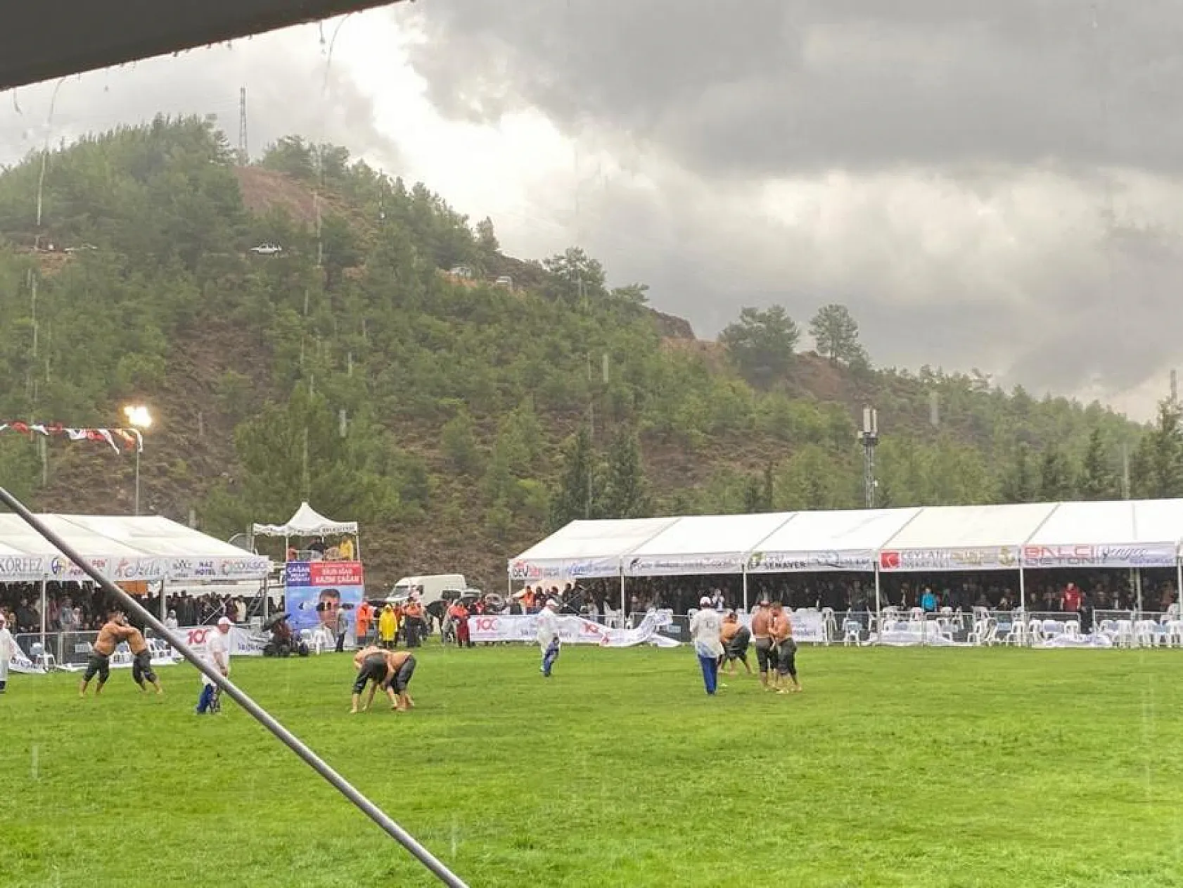 Güreşler Yağmur Altında Devam Ediyor