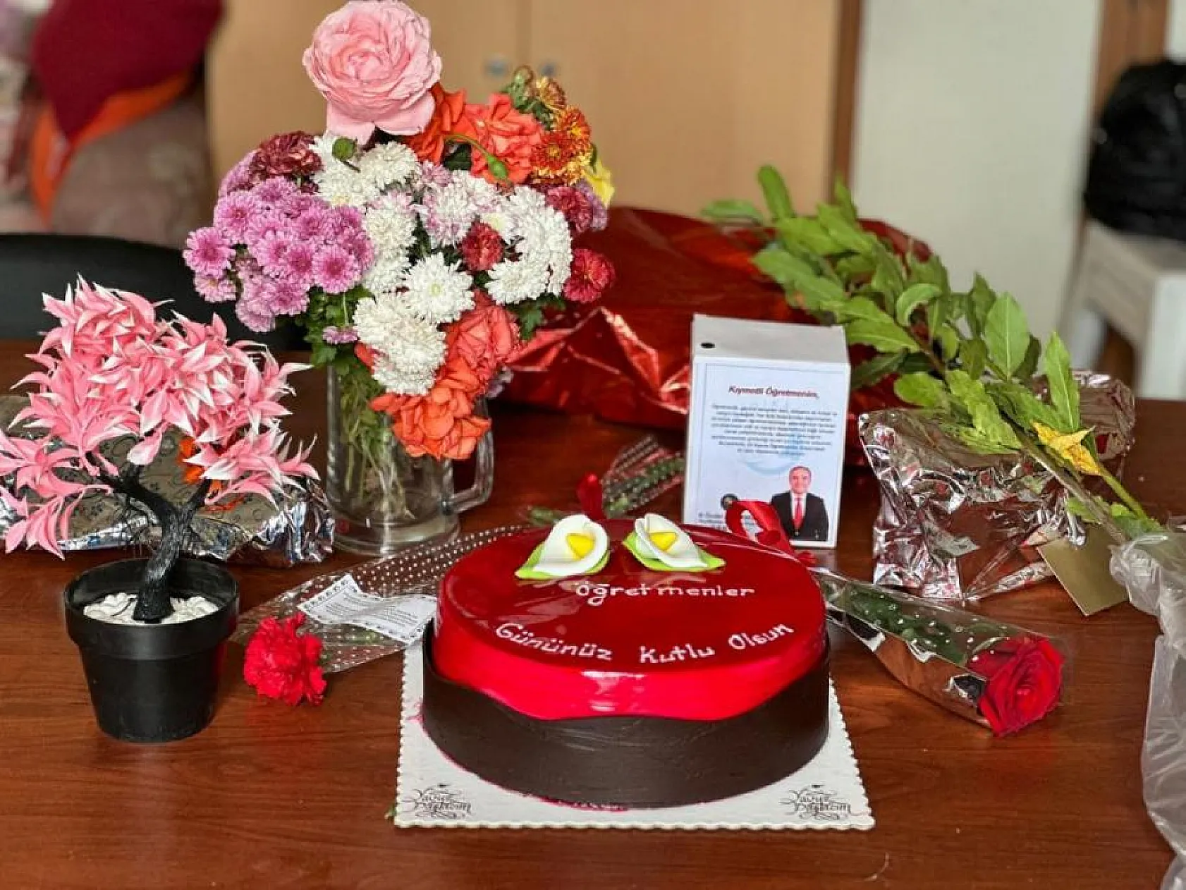 Başkan Akdenizli, Bin Öğretmene Karanfil Hediye Etti