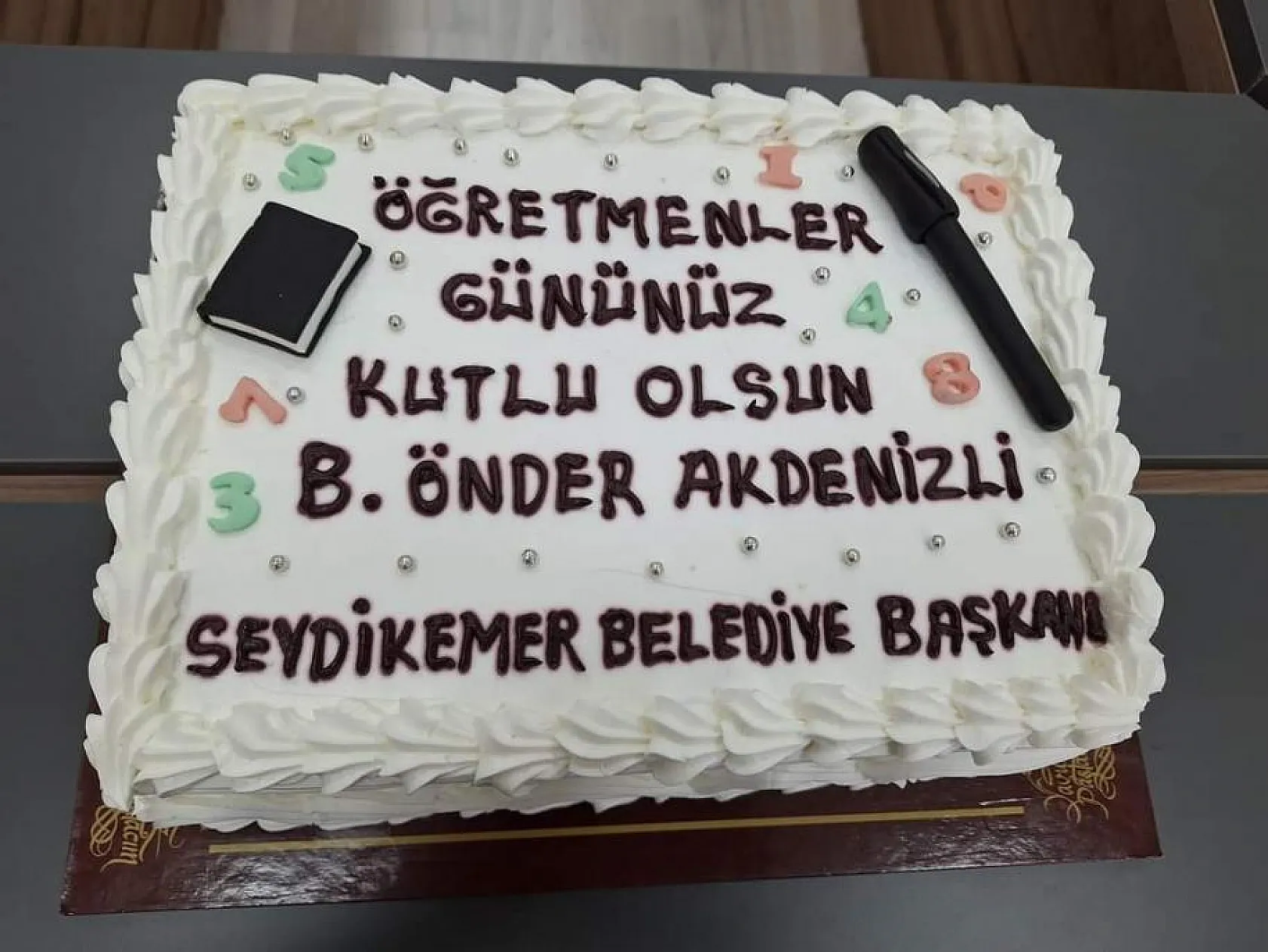 Başkan Akdenizli, Bin Öğretmene Karanfil Hediye Etti