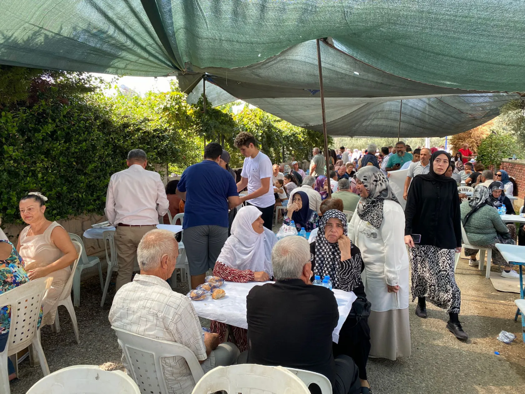 Fethiye'de Feyza ve Saygın çiftinin düğün yemeğine yoğun ilgi