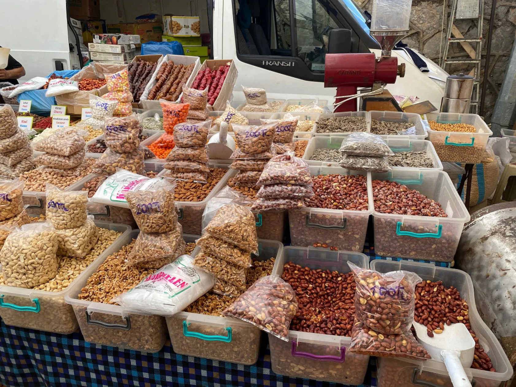 Fethiye'de 40 yıllık miras: Hacı Pesen'in kuruyemiş dünyası