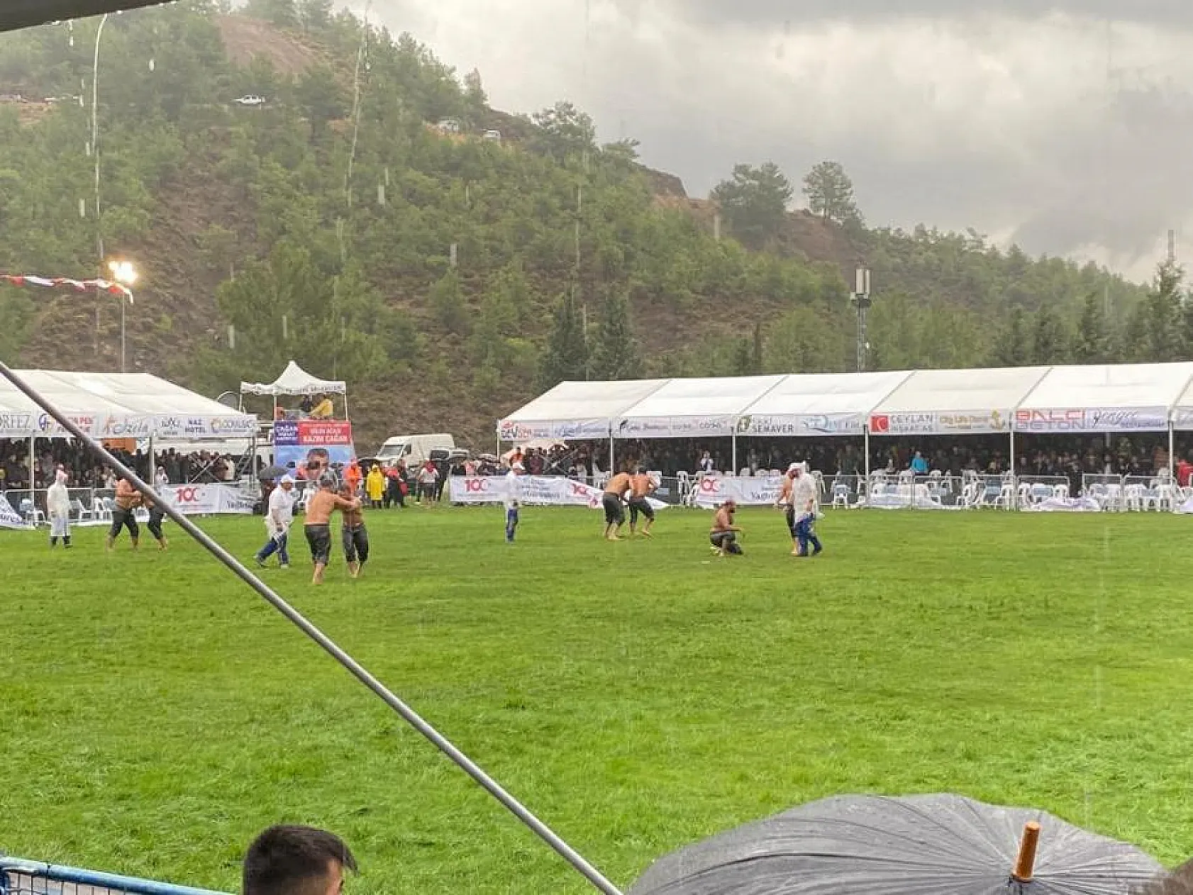 Güreşler Yağmur Altında Devam Ediyor