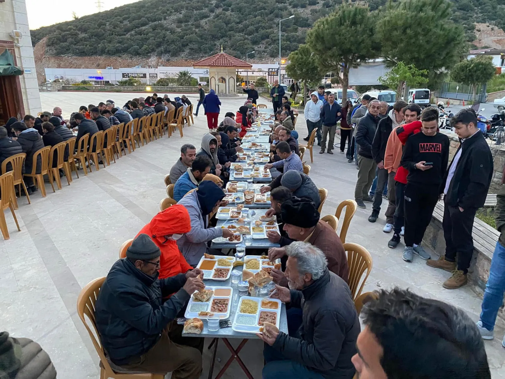 Bodrum'da bir imam, cami avlusunda iftar sofrası kuruyor