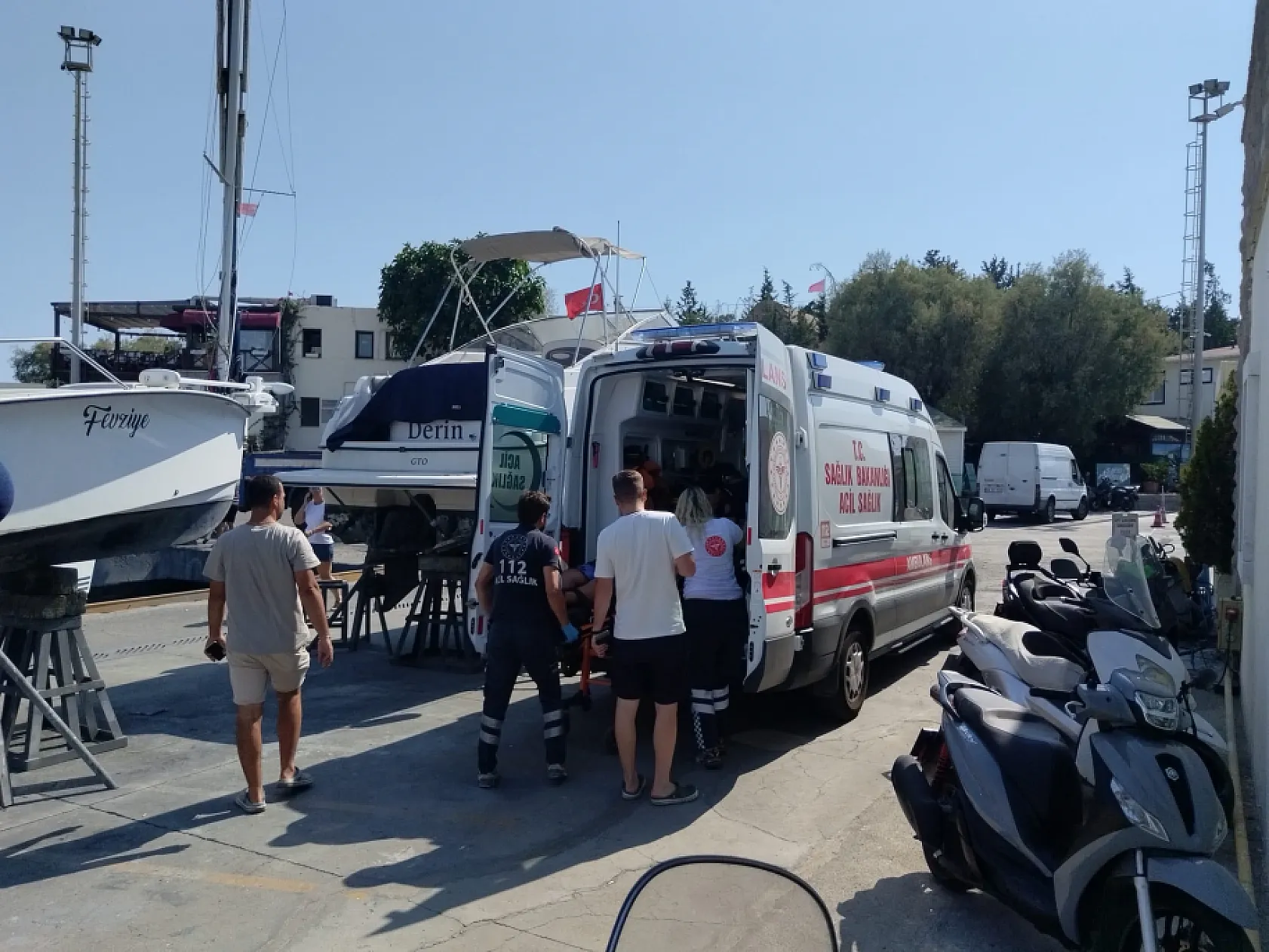 Bodrum'da gezi teknesinde yaralanan personel deniz ambulansıyla tahliye edildi