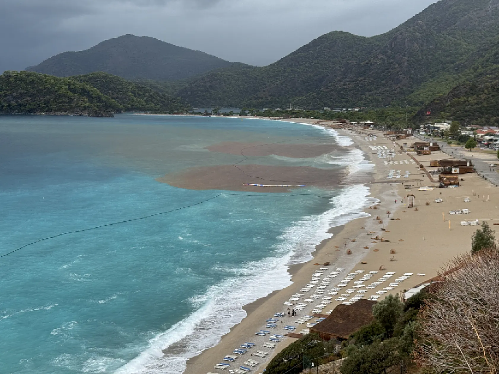 Fethiye Ölüdeniz'de Otelleri Su Bastı, Denizin Rengi Kahverengiye Döndü