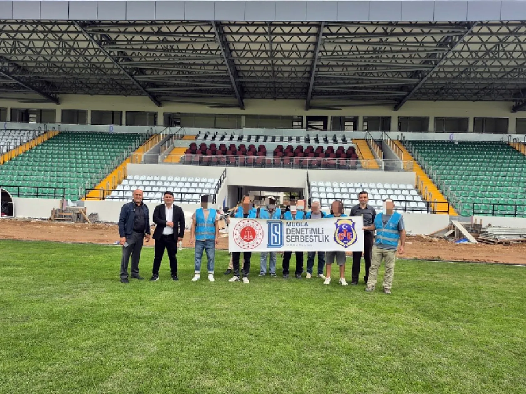 Muğla'da denetimli serbestlik yükümlüleri yapımı tamamlanan stadyumu temizledi