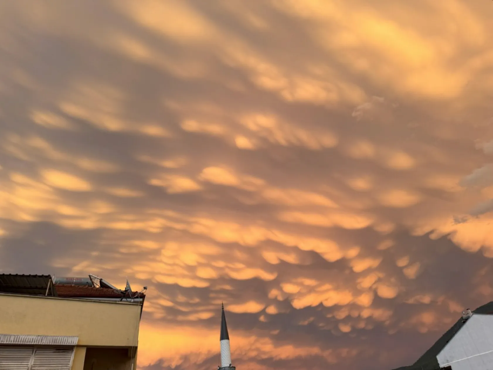 Fethiye'de sağanağın ardından gökyüzünde 'Mammatus Bulutları' görüldü