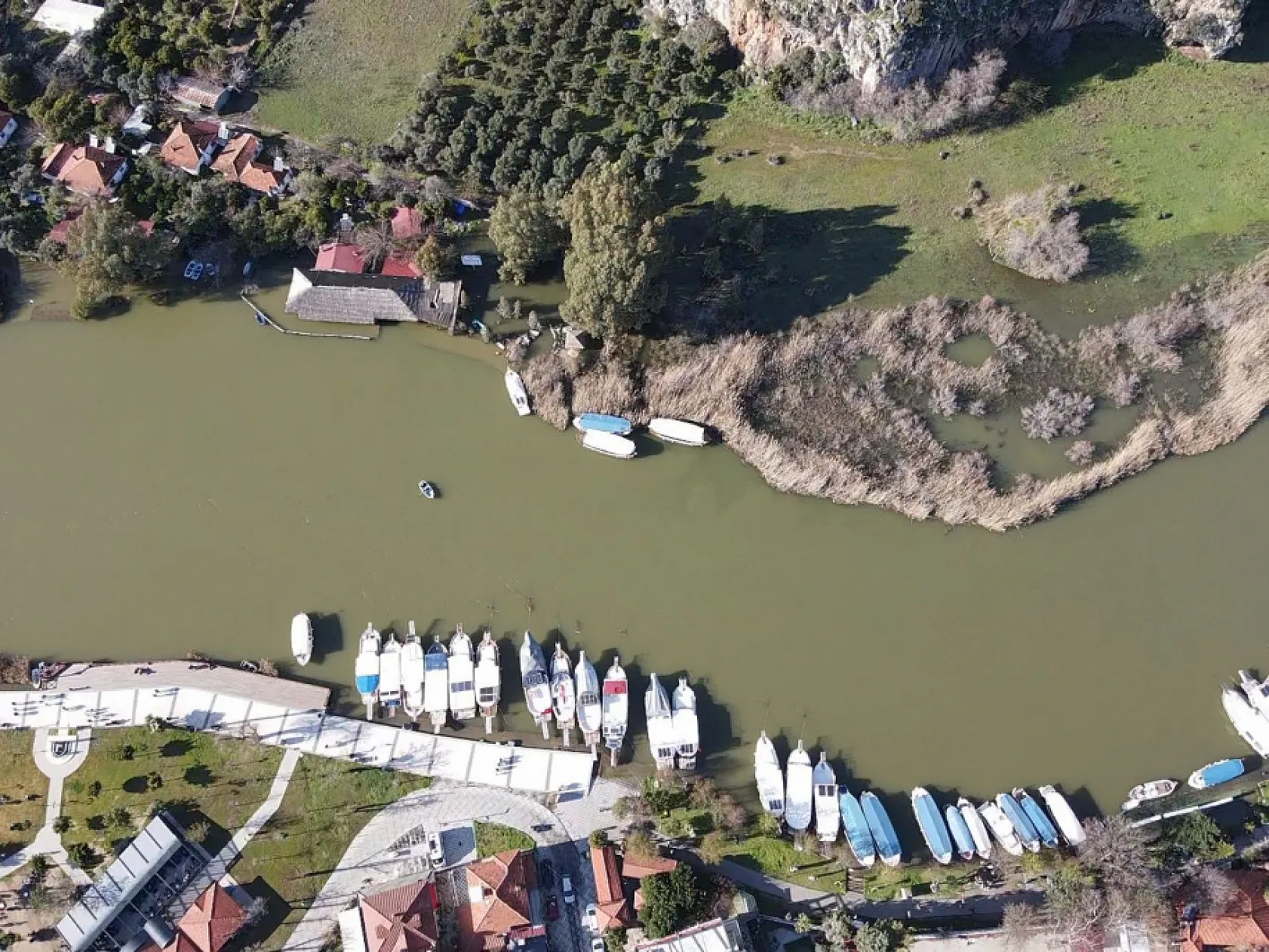 Dalyan Kanalı'nda aşırı yağışlarla su seviyesi 1,5 metre yükseldi