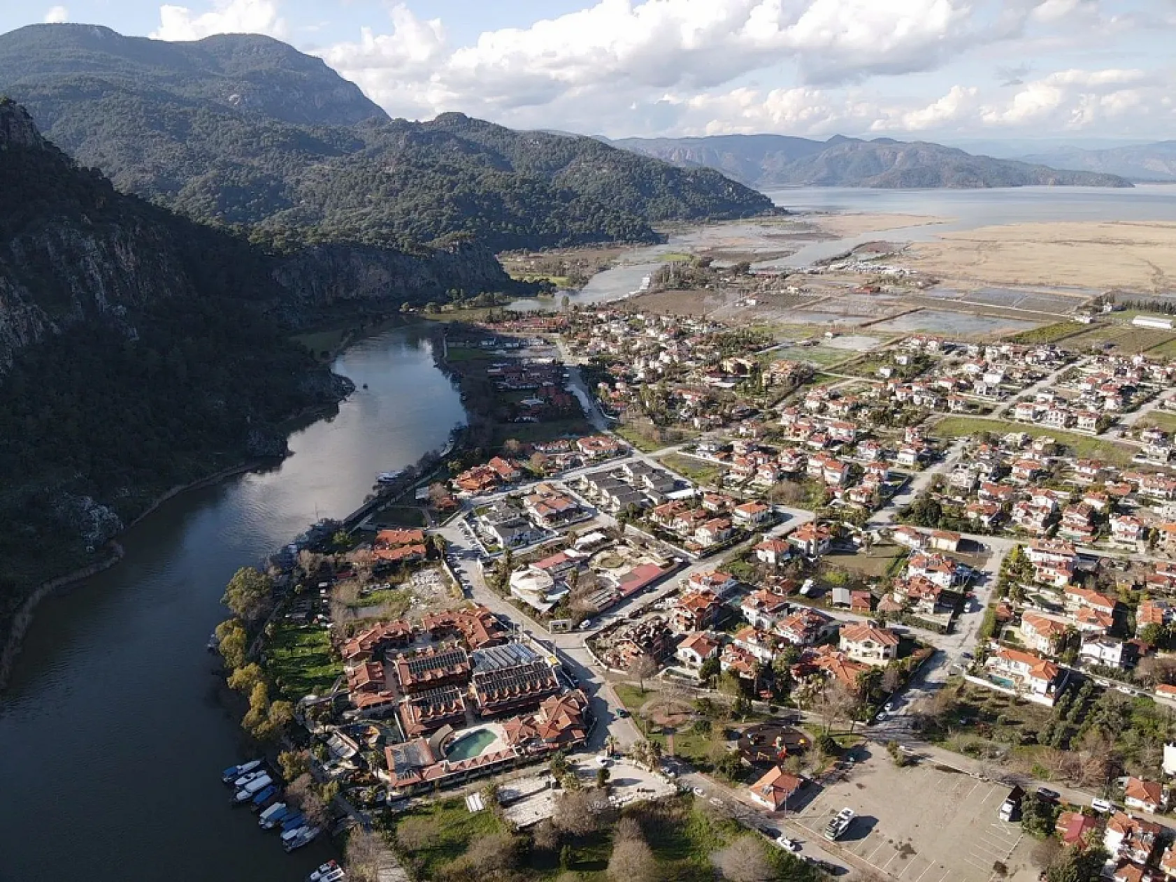 Dalyan Kanalı'nda aşırı yağışlarla su seviyesi 1,5 metre yükseldi