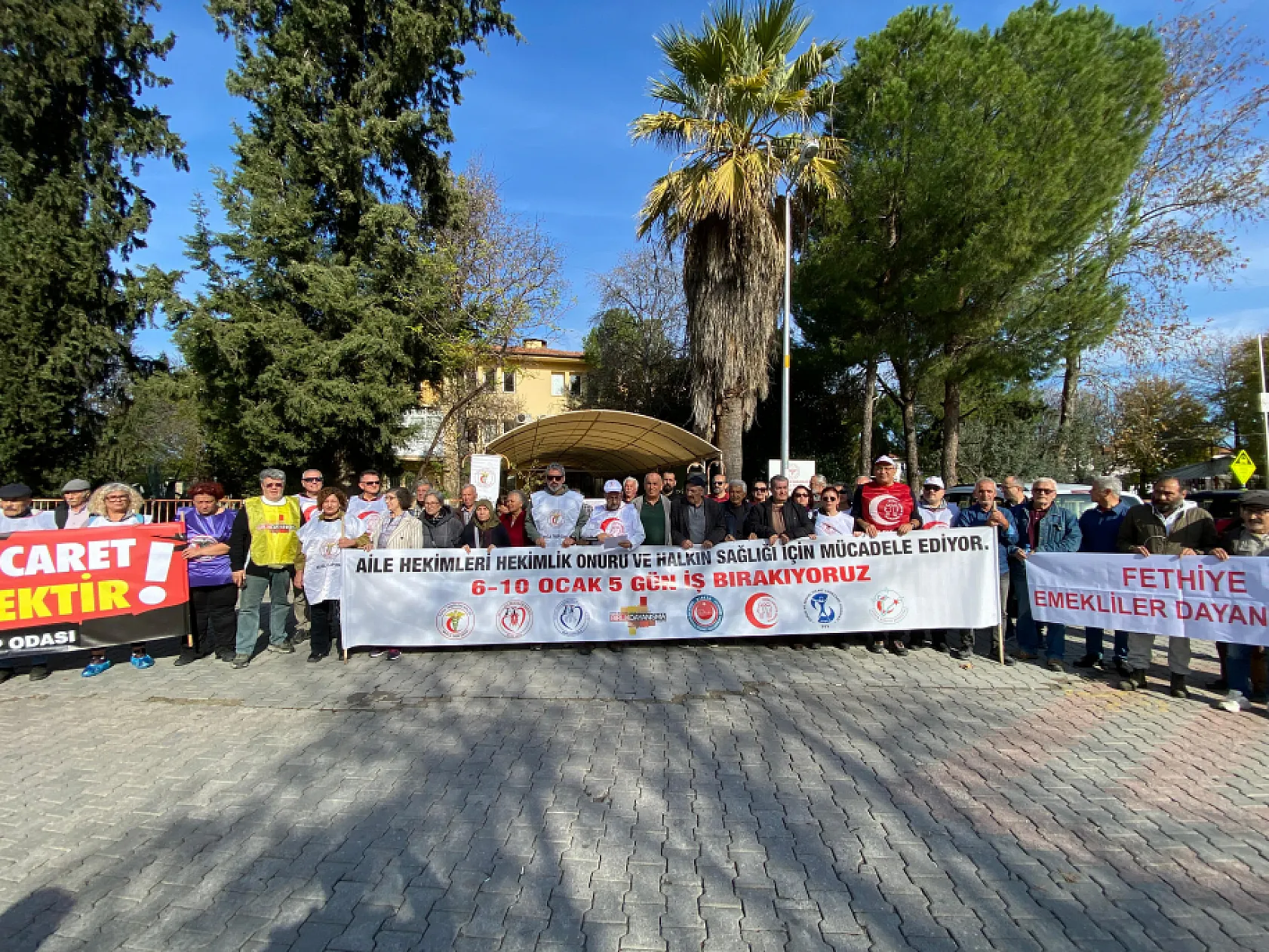 Fethiye'de Aile Hekimleri 5 Günlük Eyleme Başladı 'Yönetmelikler Bizi Yok Ediyor'