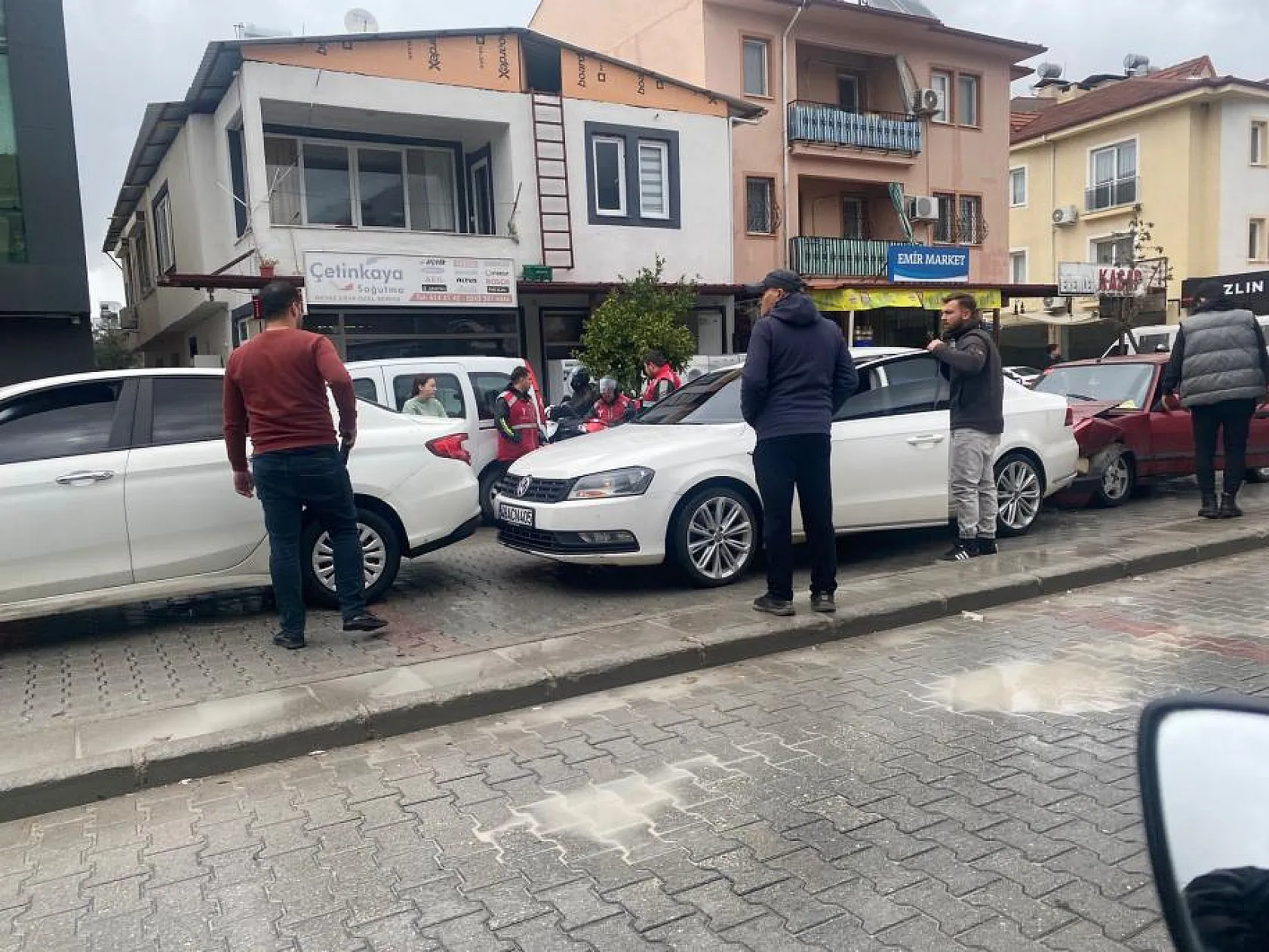 Fethiye'de 3 aracın karıştığı kazada maddi hasar meydana geldi