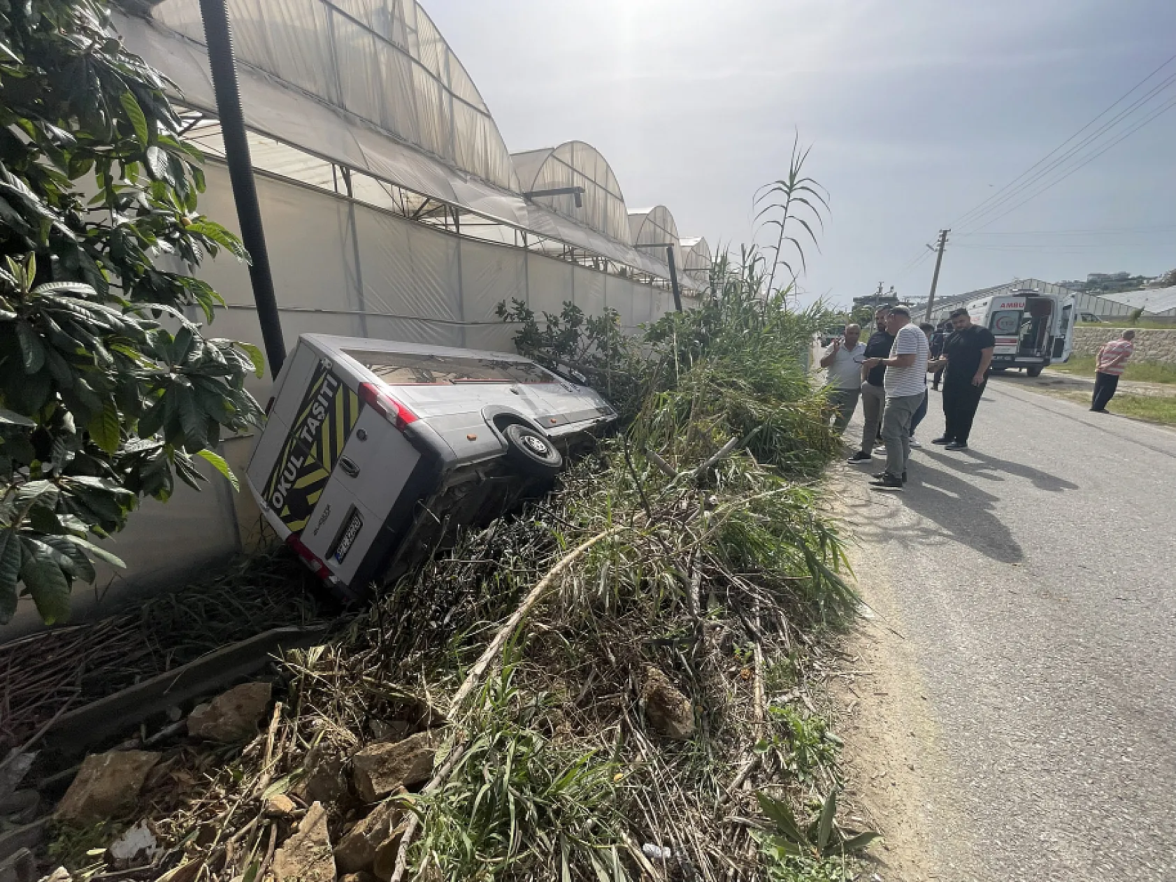 Antalya'da okul servisi şarampole devrildi: 6 öğrenci yaralı
