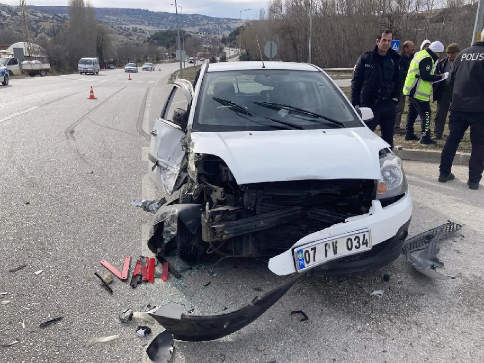 Traktör ile otomobil çarpıştı! Feci kazada 2 yaralı..