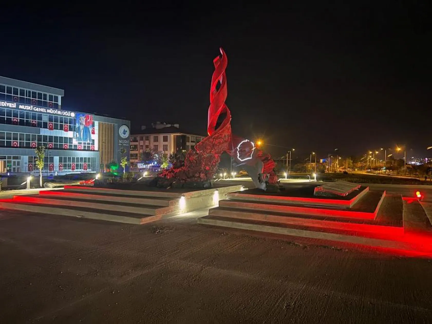 Büyükşehir'den 100'üncü yıl heykeli