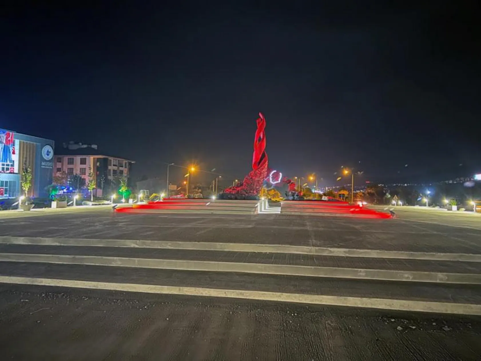 Büyükşehir'den 100'üncü yıl heykeli