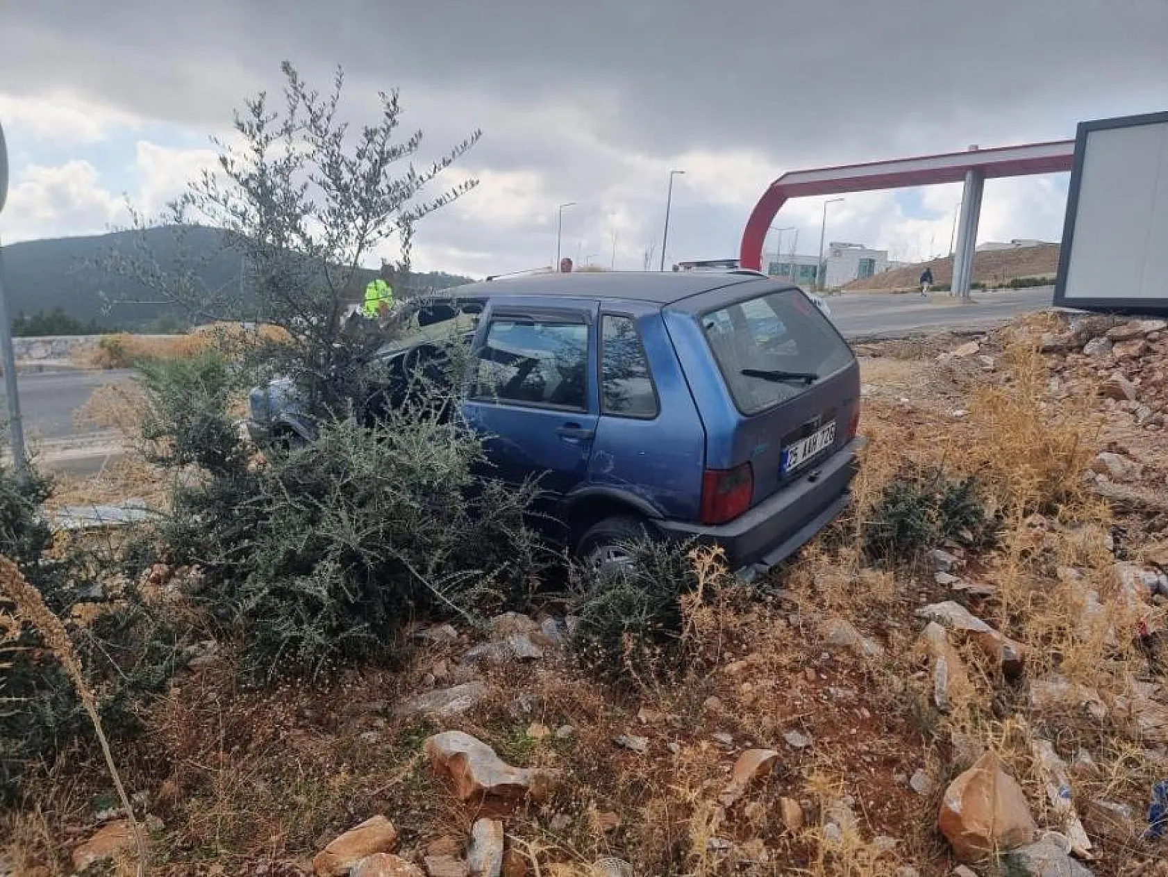 Otomobil altında kalarak yaralandı