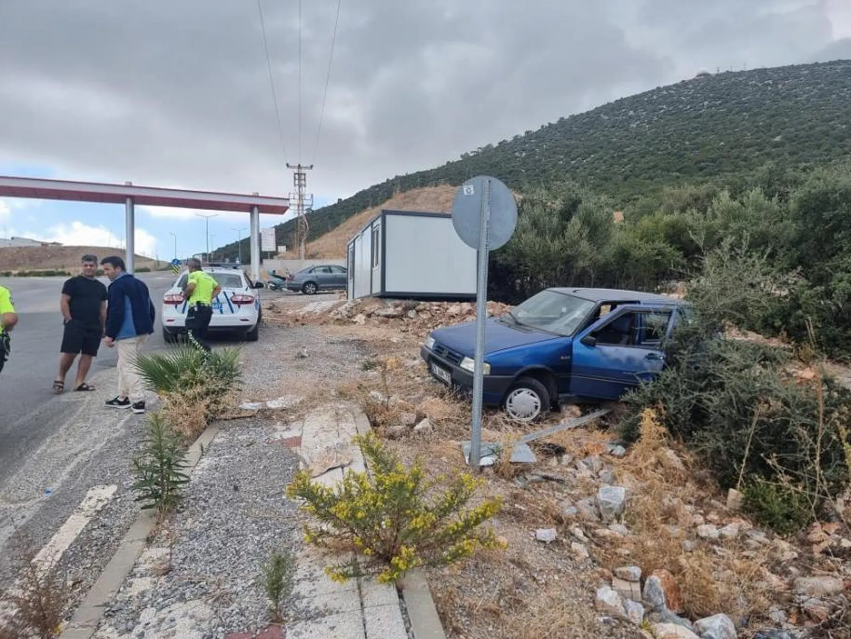 Otomobil altında kalarak yaralandı