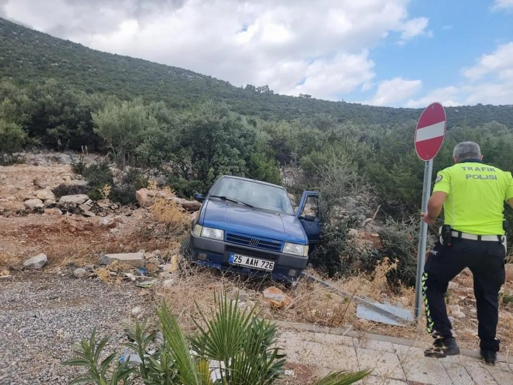 Otomobil altında kalarak yaralandı