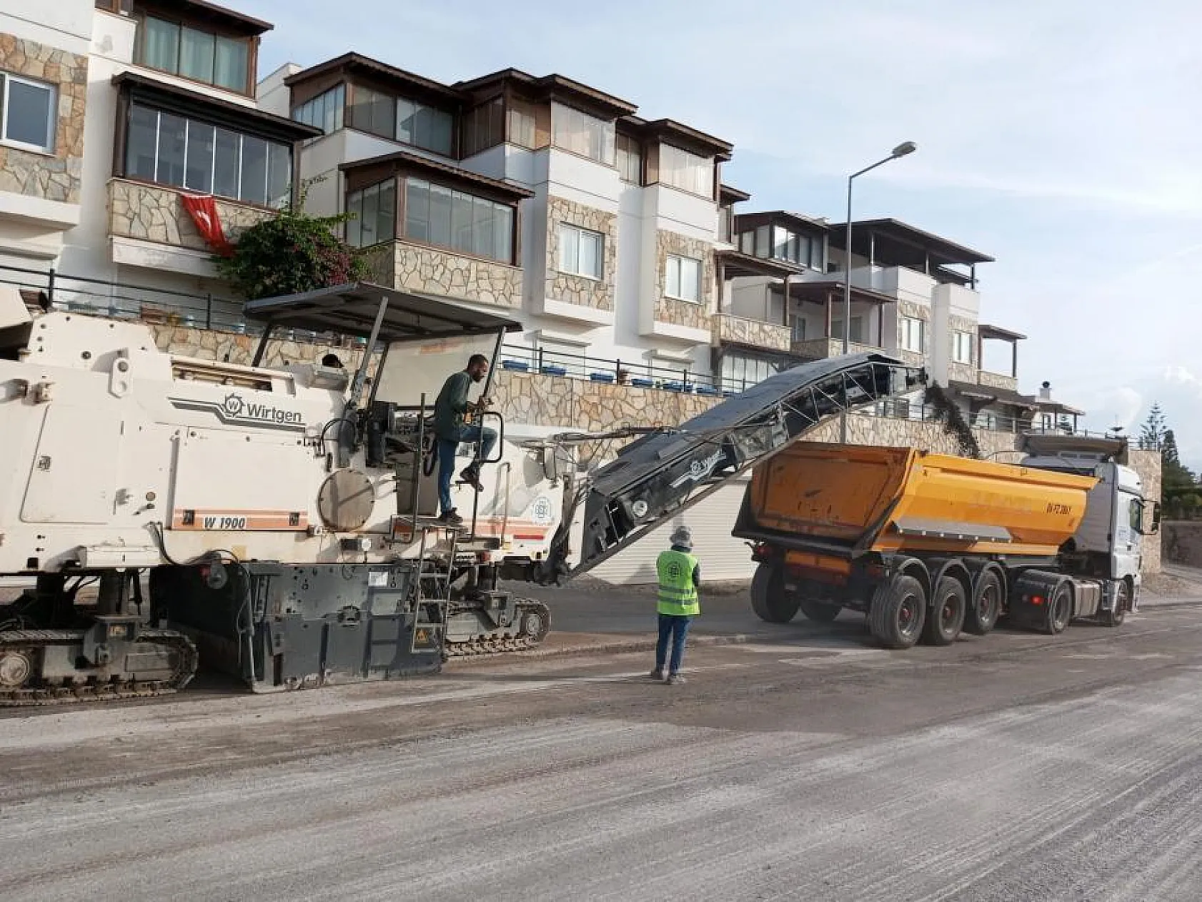 Sıcak Asfalt Çalışmaları Devam Ediyor