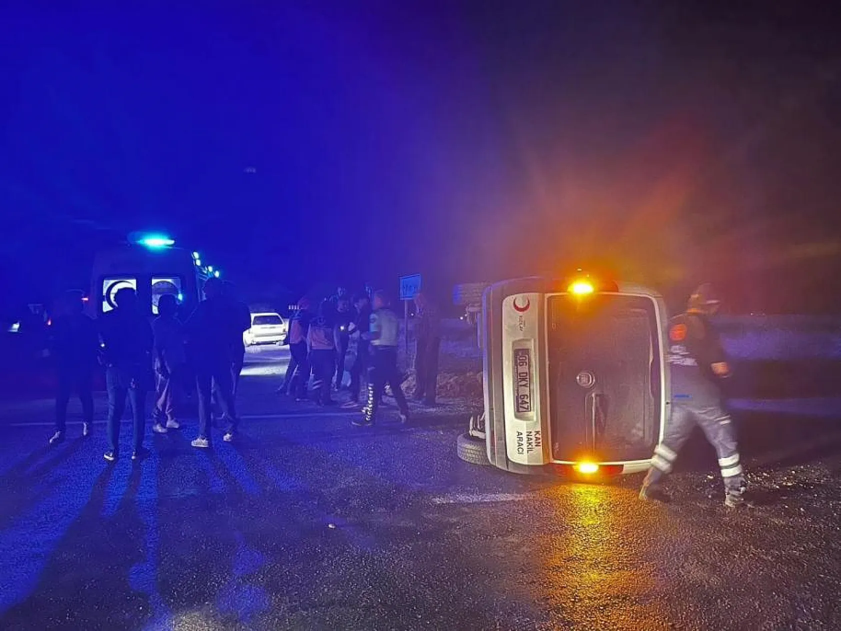 Kızılay kan nakil aracı takla attı