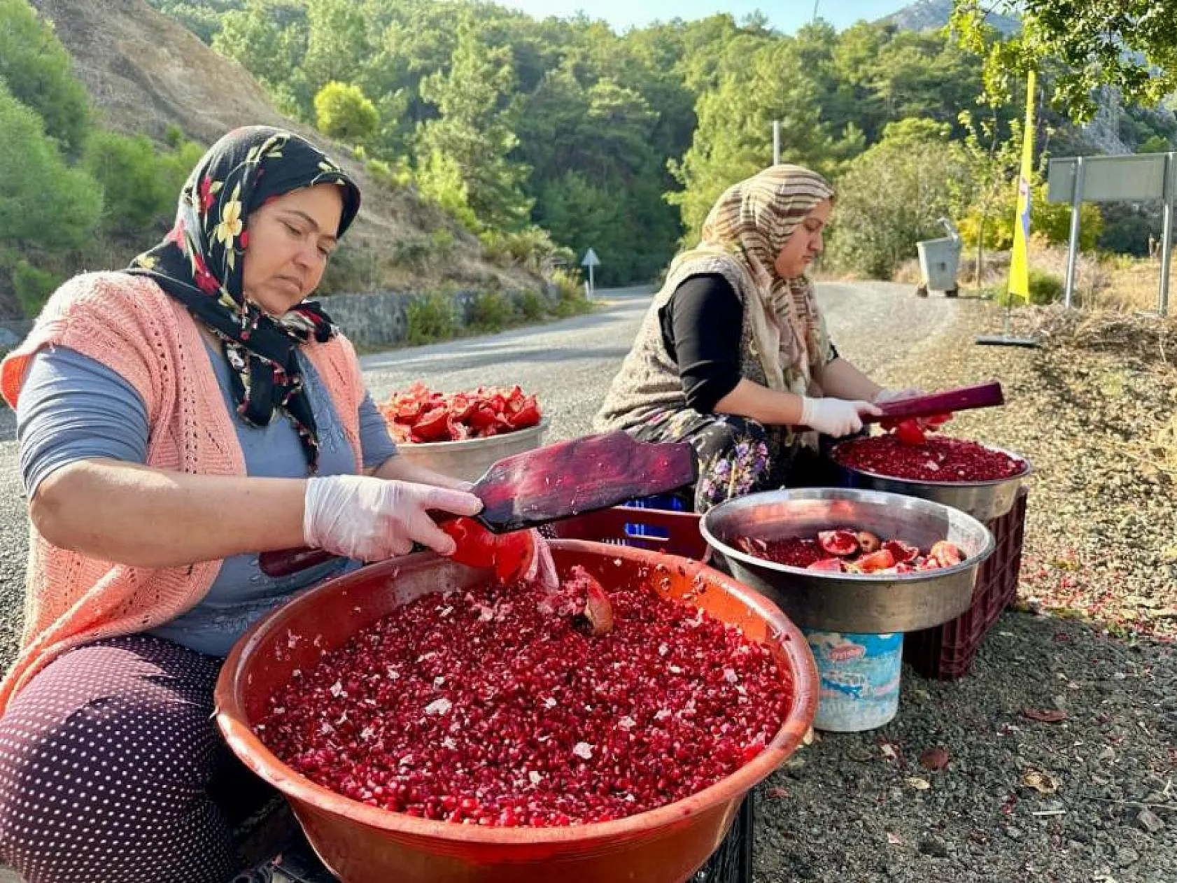 Nar ekşisi için kazanlar kaynıyor