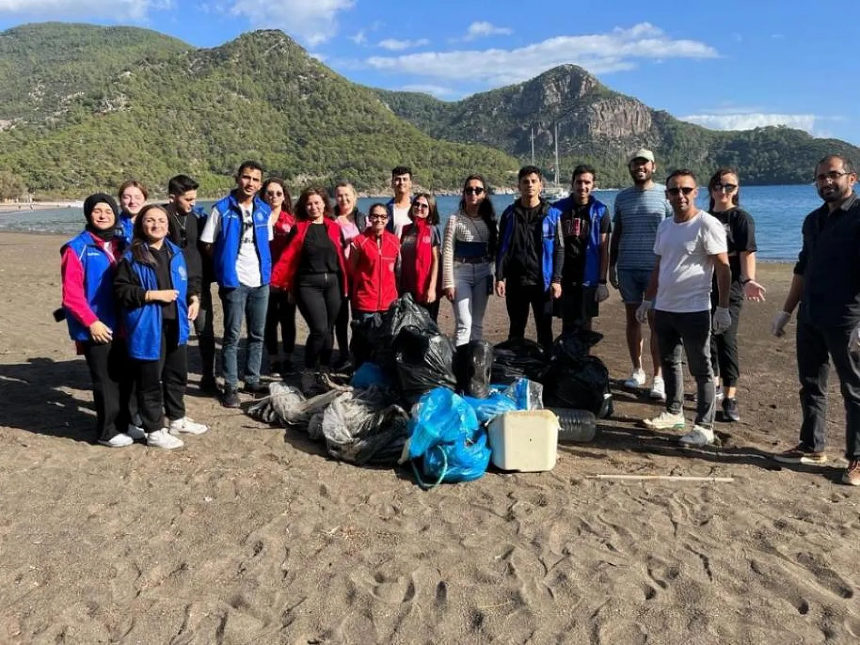 Gönüllü Gençler Ekincik Sahilinde Temizlik Yaptı