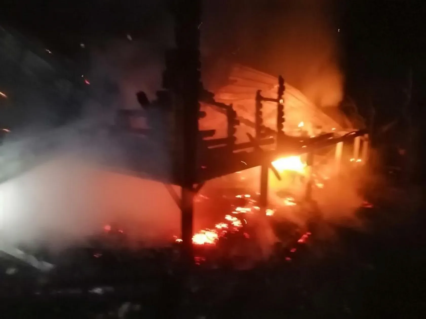 Ahşap bungalov yanarak küle döndü