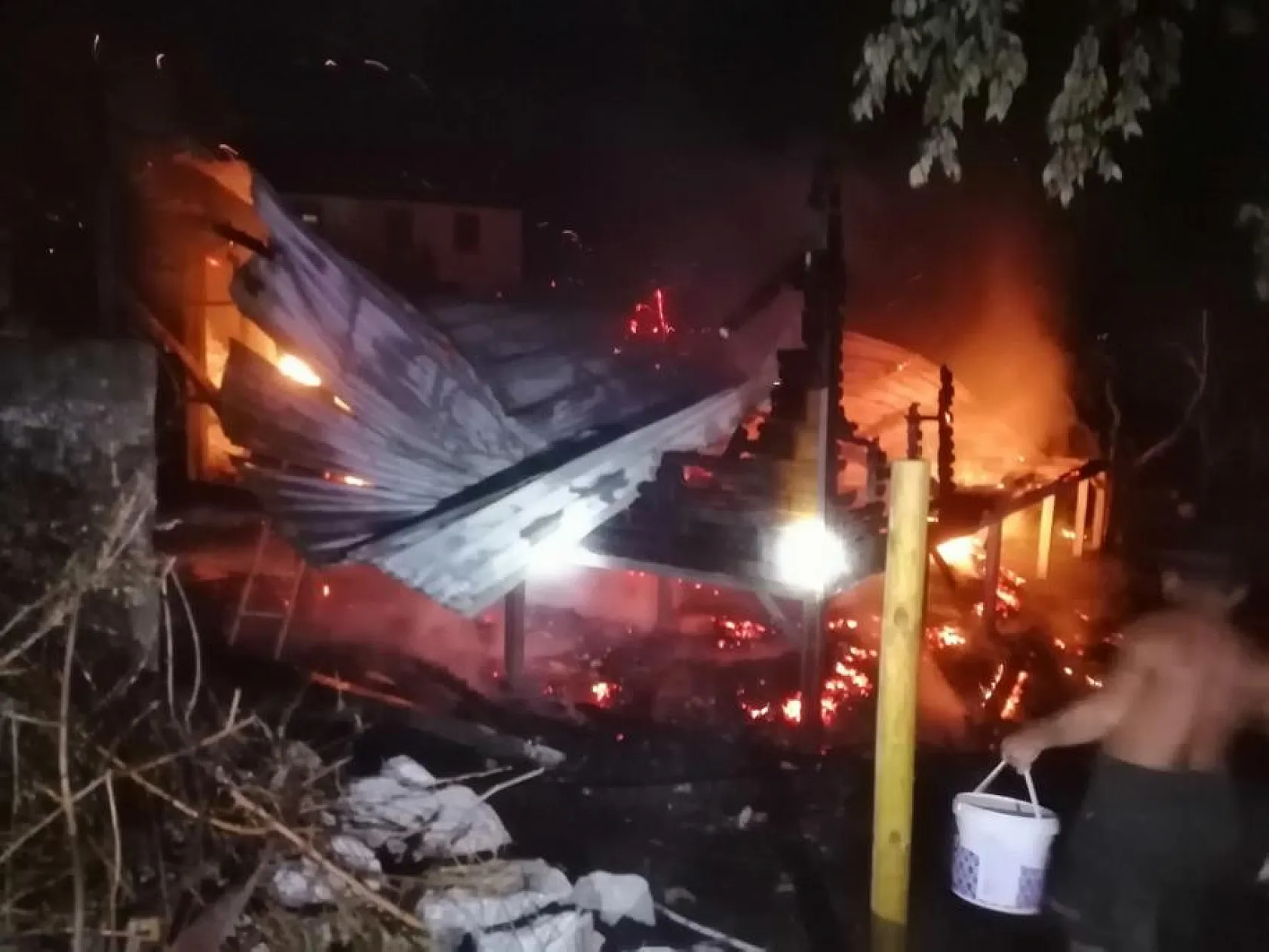 Ahşap bungalov yanarak küle döndü